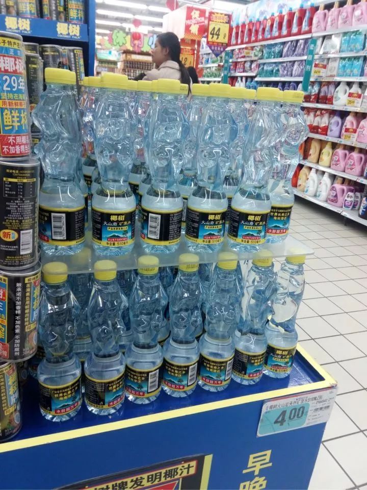 椰树公司出品：不低俗胸模瓶矿泉水